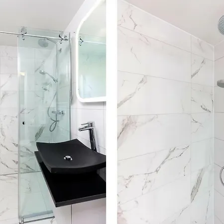 New Designer In Centre 38b Apartment