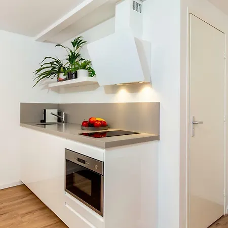 New Designer In Centre 38b Apartment